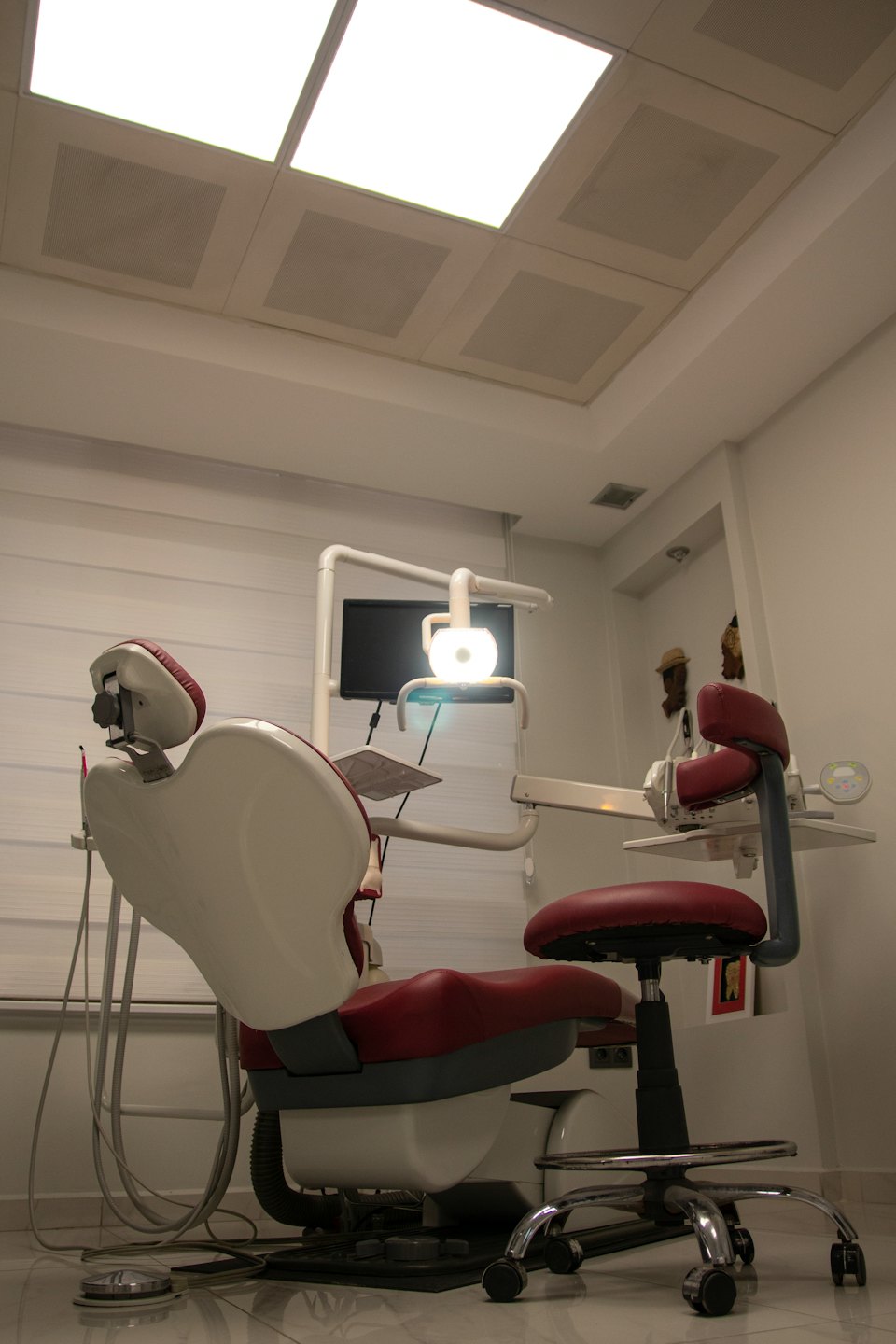 Una silla de dentista moderna con equipo en una sala de examen.
